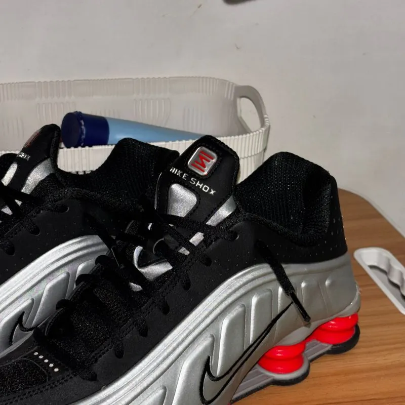 NIKE SHOX R4 ARGENT METALLIQUE
