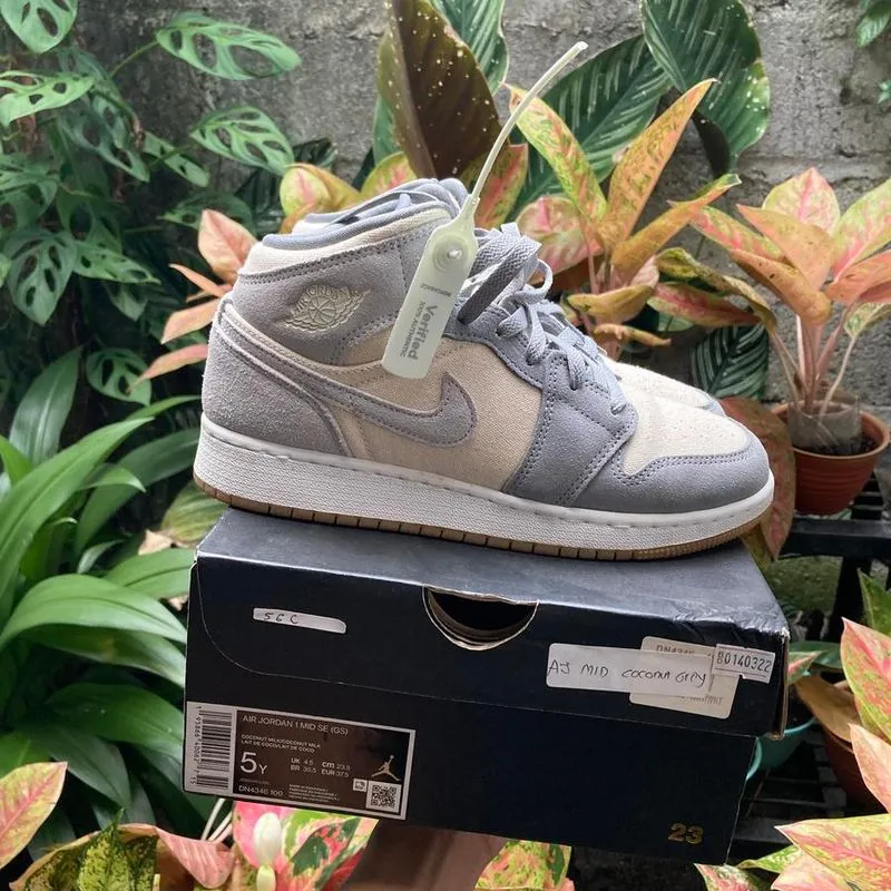 Sepatu Nike Jordan Mid Grey Damen Nike Air Jordan1 MID Smoke Grey