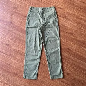 Uniqlo Fatigue pants Bahan katun . warna hijau army