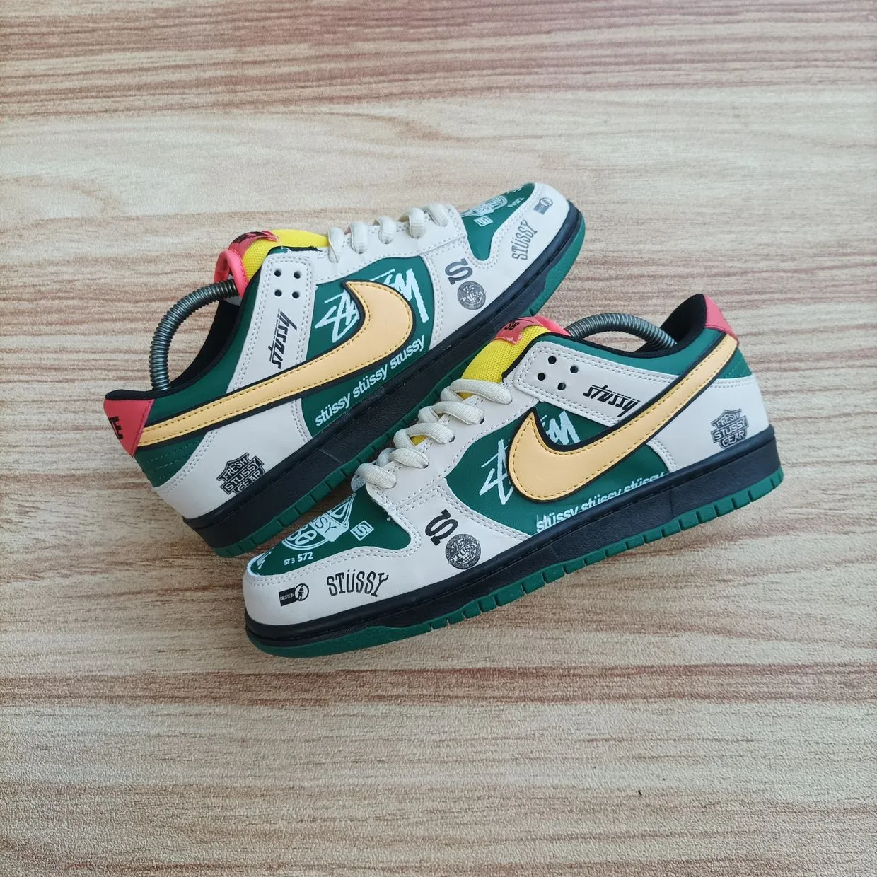 Nike Gorpcore Lolita Sneakers Pria multicolor green