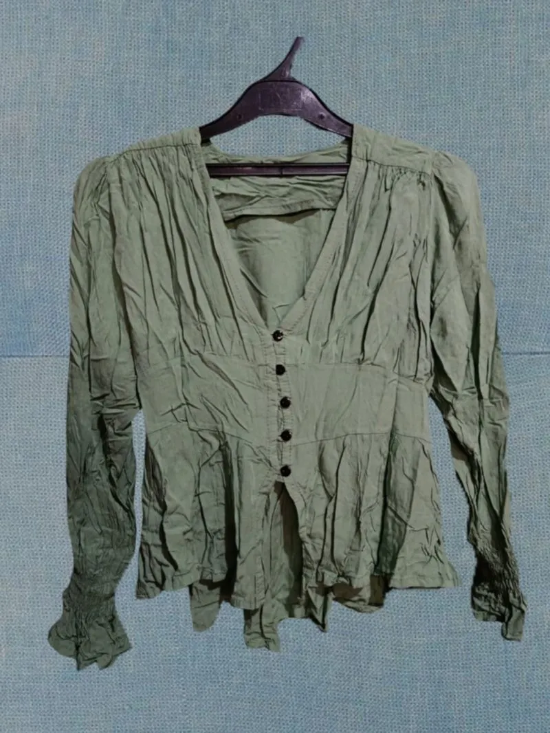 Sage Green Crinkle Blouse / Blouse Hijau Sage Crinkle photo 1