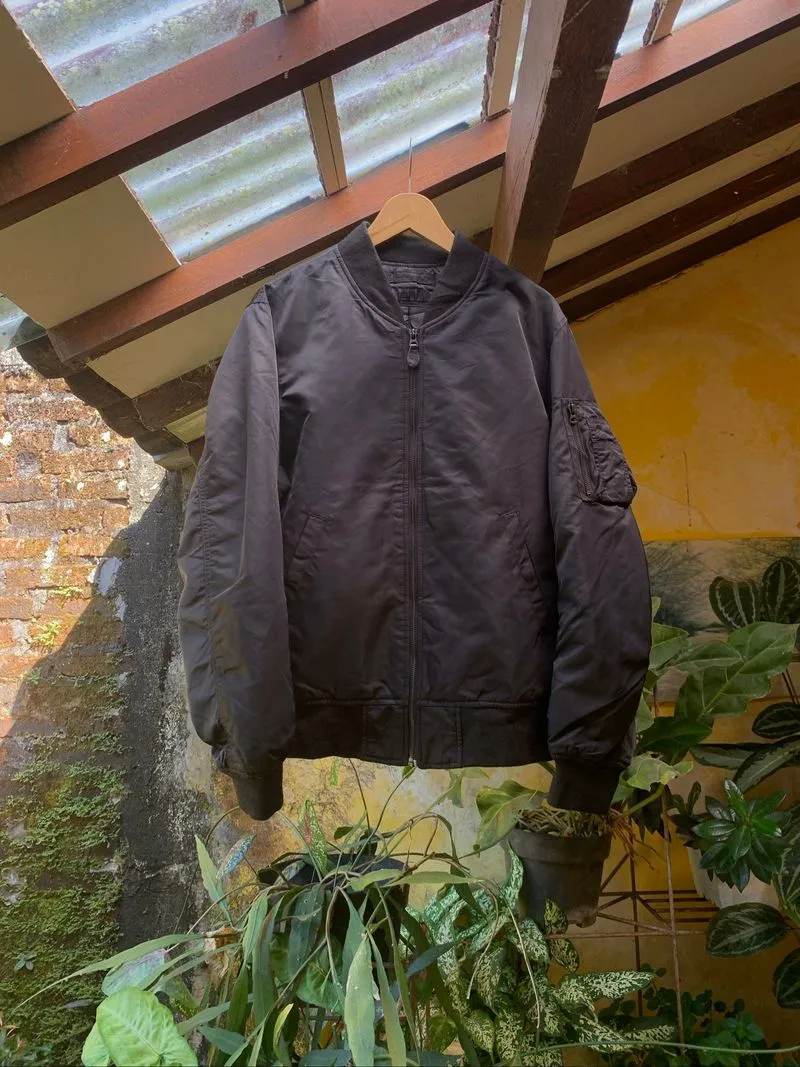 UNIQLO BOMBER MA 1 BLACK BOXY FIT photo 1