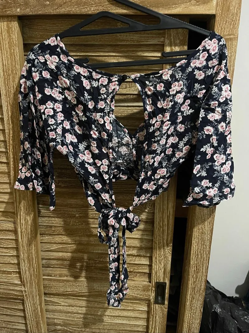 Crop top flower photo 1