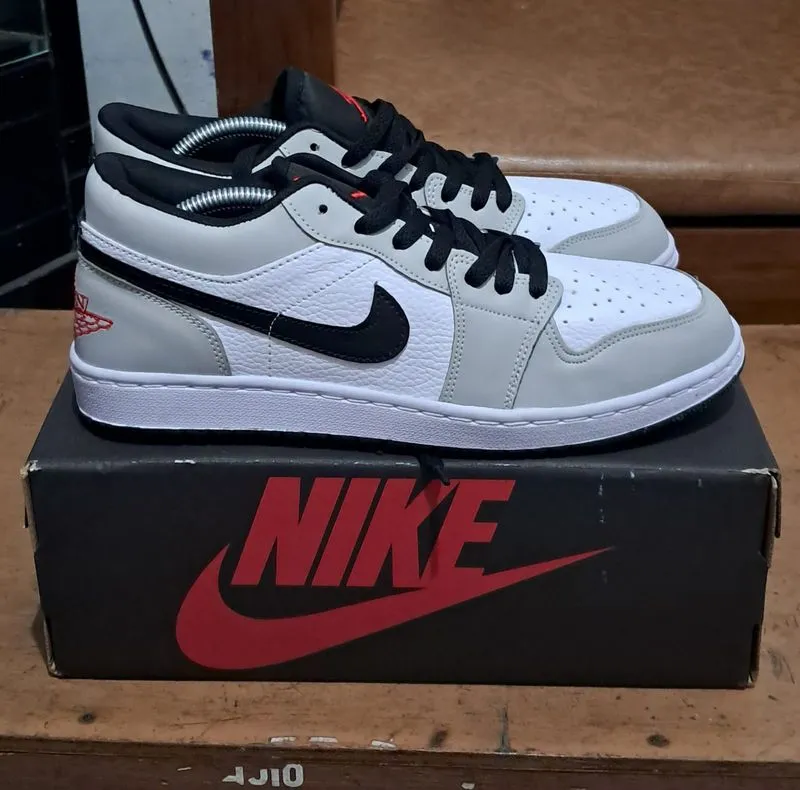 NIKE Air Jordan Low  photo 1