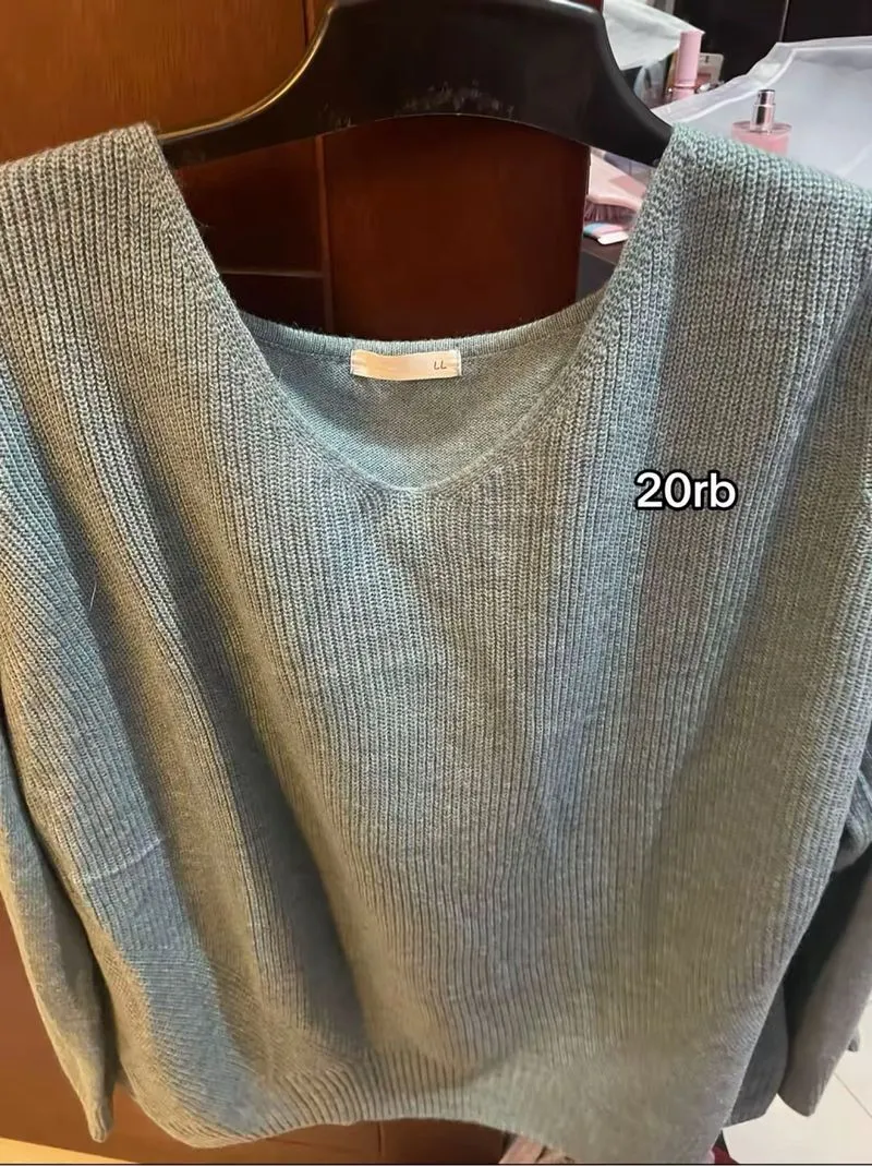 sweater biru muda, bahan adem tebel dingin (20rb aja)! photo 1