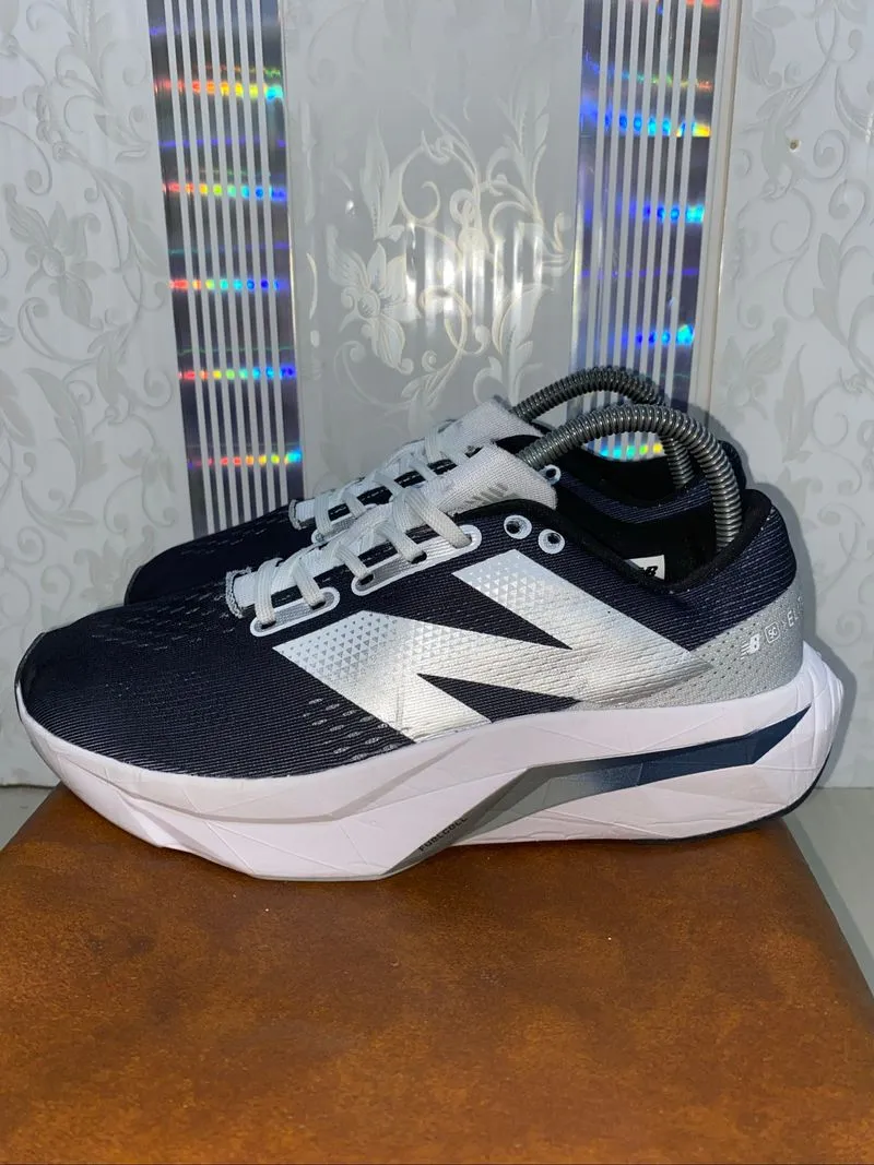 Sepatu Olahraga Lari New Balance FuelCell SuperComp Elite V4 photo 1