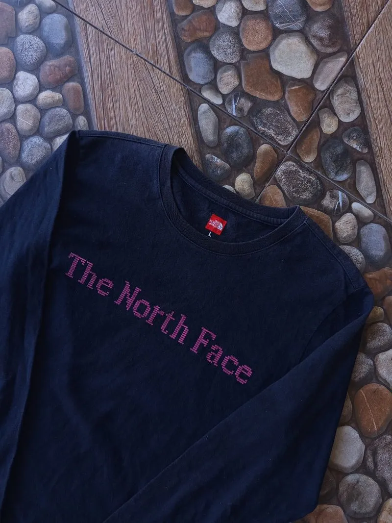 The North Face long-sleeved black t-shirt with a red graphic photo 1