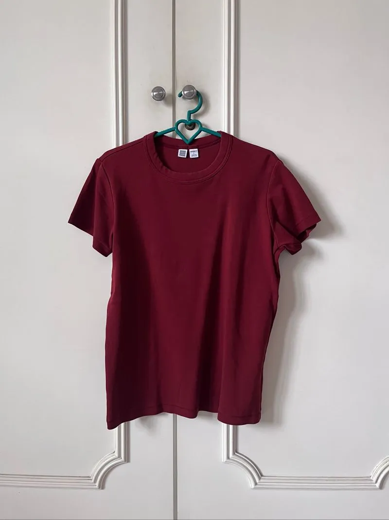 Uniqlo tee maroon photo 1