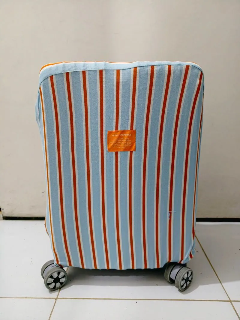 sarung koper/pelindung koper bermotif stripes merk daiso
 photo 1