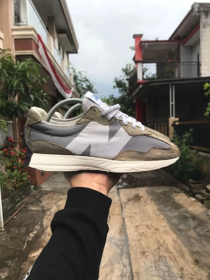 New Balance Casual Sneakers Pria gray photo 1