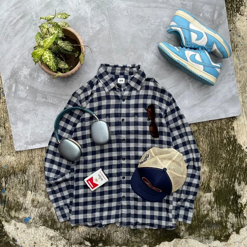 Uniqlo Grunge Indie Casual shirt Pria tan black photo 1