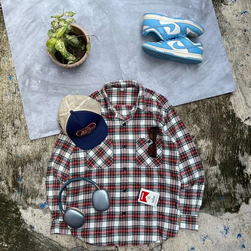 Uniqlo Grunge Indie Casual shirt Pria white black photo 1