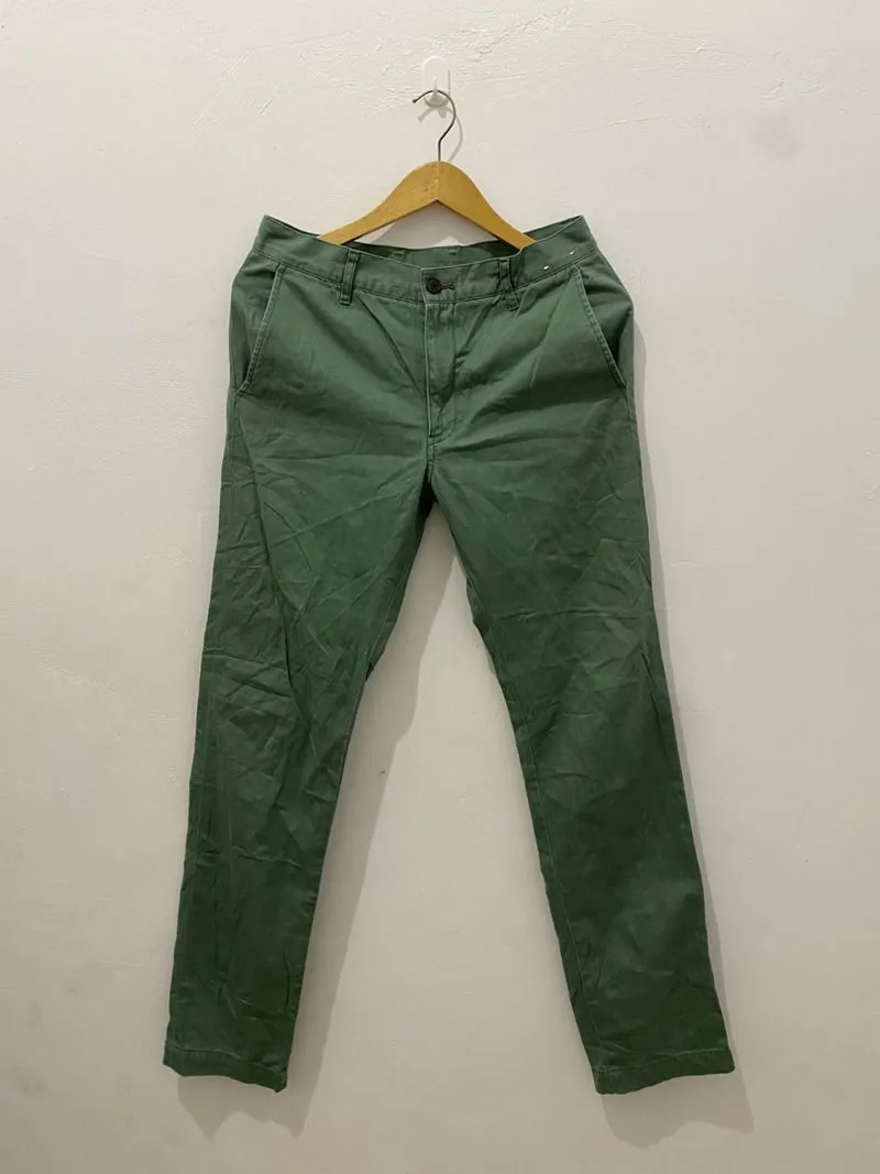 Uniqlo chinos pants hijau botol photo 1