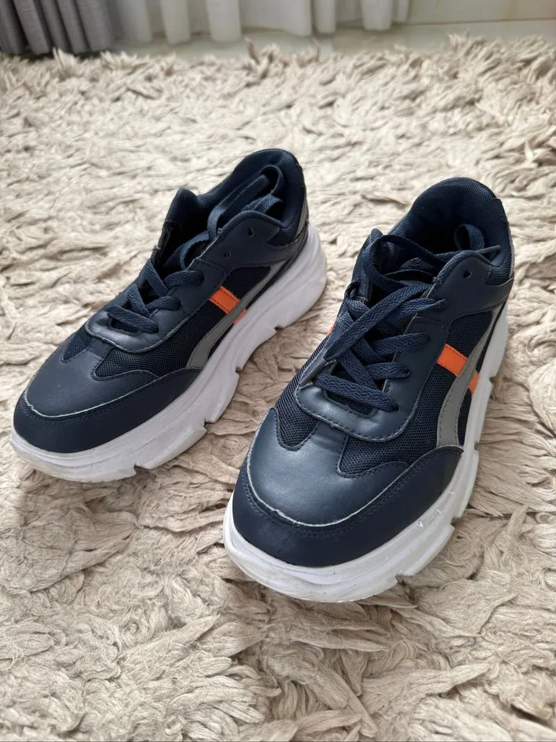 Sneakers  photo 1