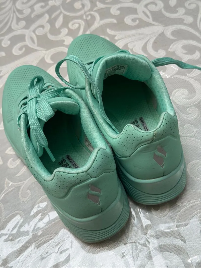 Sneakers photo 1