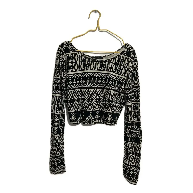 fitted croptop black & white motif pattern photo 1