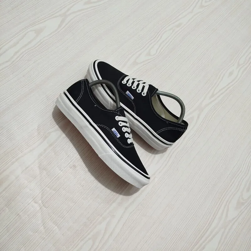 Vans authentic BW photo 1