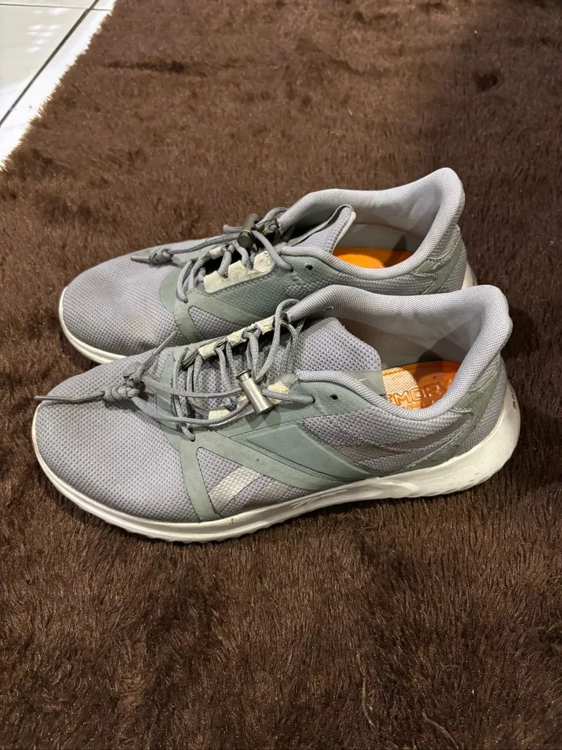 sepatu sport photo 1