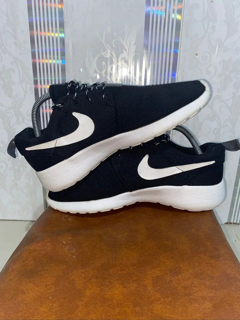 Sepatu Sneakers Sporty Casual Nike Roshe One Black White photo 1