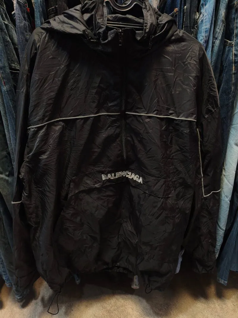 Jaket parasut balenciaga photo 1