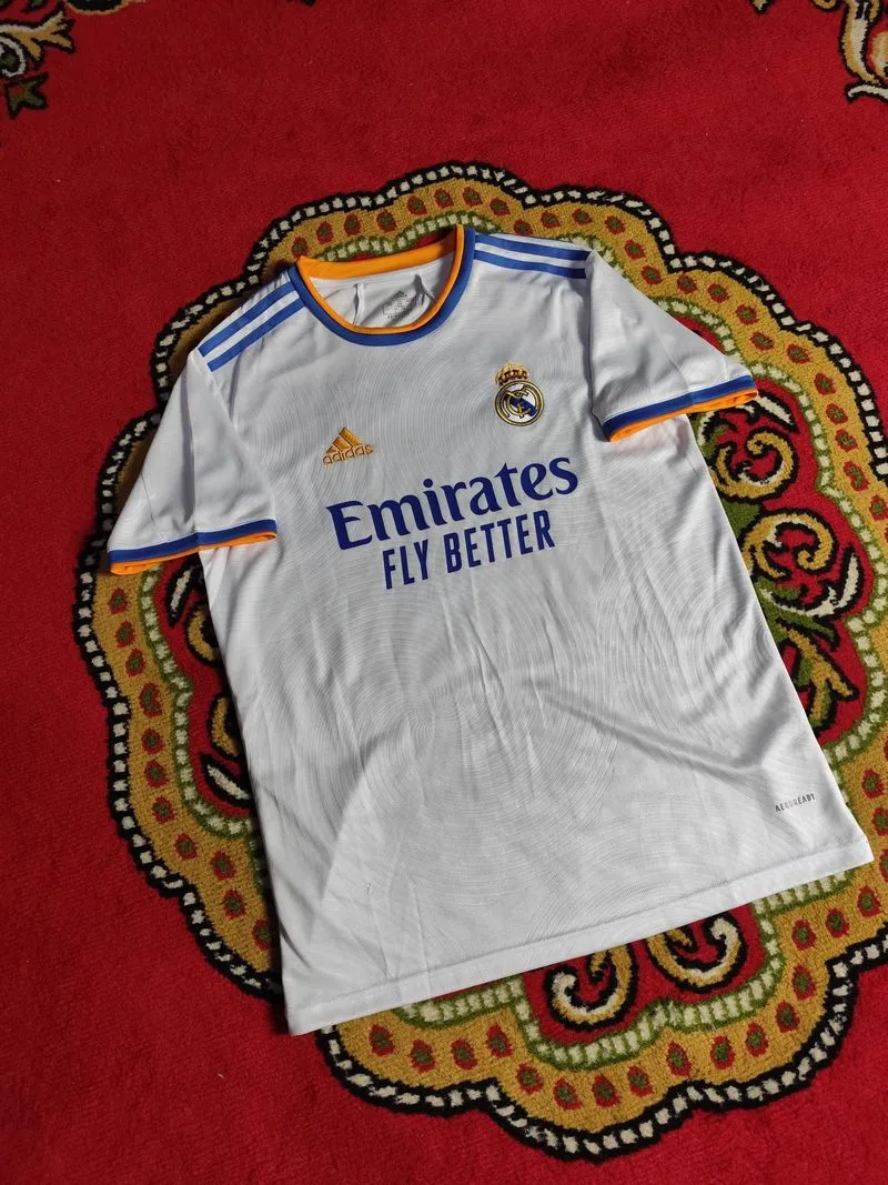 Jersey Real Madrid 2021/22 home photo 1