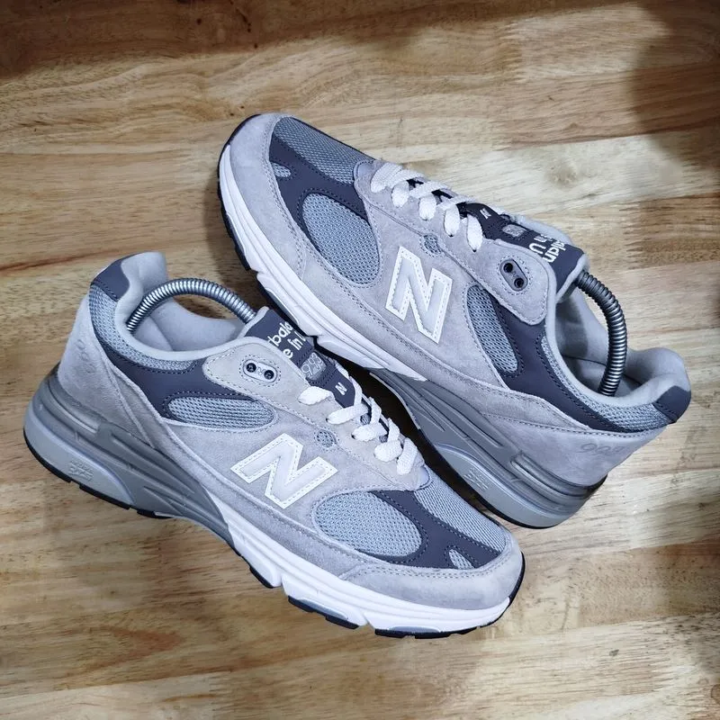 New Balance Casual Sneakers Pria gray photo 1
