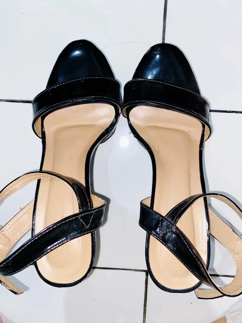 HIGH SENDAL HEELS  photo 1
