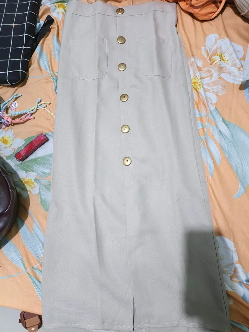 Rok belah tengah wanita photo 1
