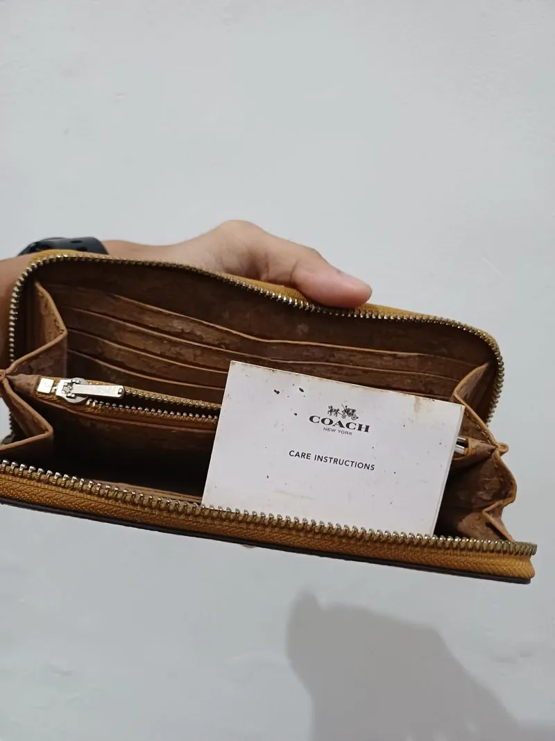 Wallet Coach Woman photo 1