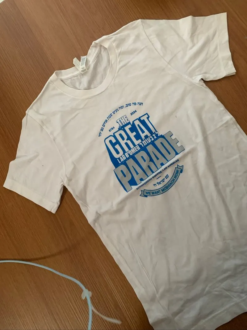 White tee GREAT PARADE  photo 1