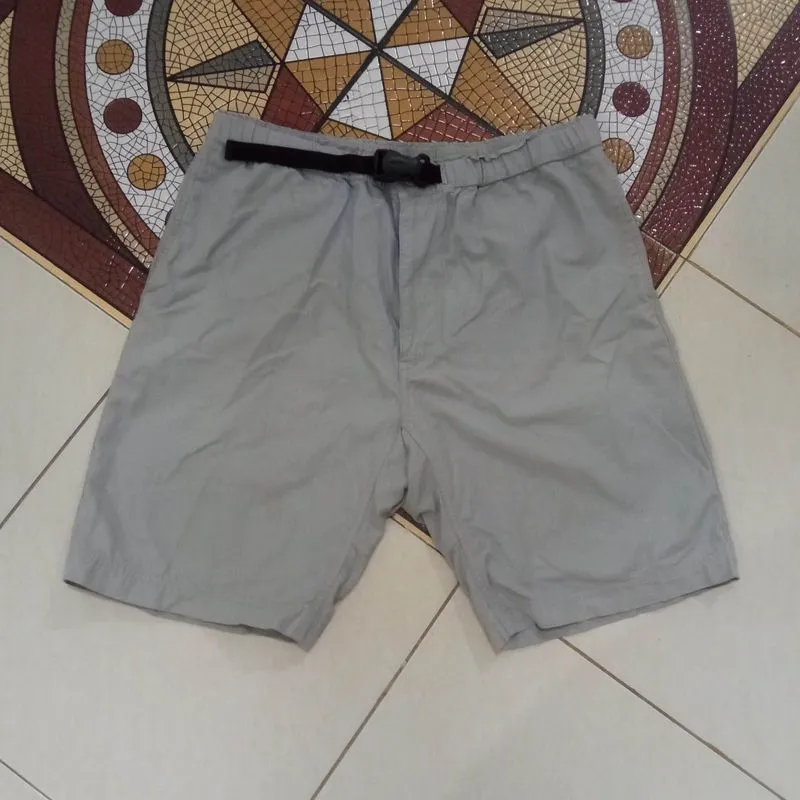 Celana Pendek Uniqlo Trekker size 33 photo 1