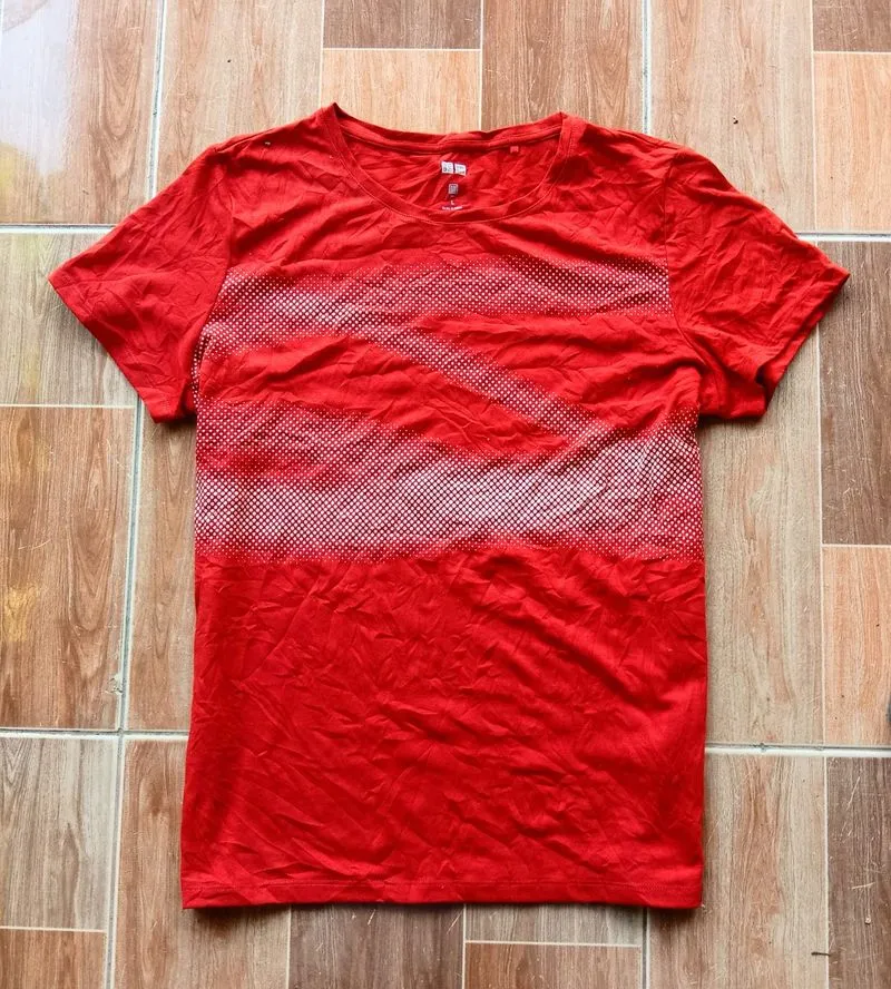 UNIQLO Woman Tee photo 1