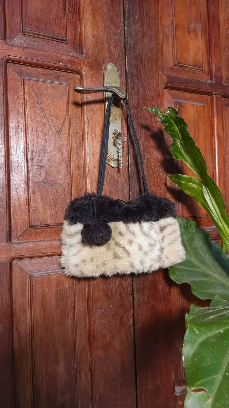 tas bahu bulu dengan motif

Hewan photo 1