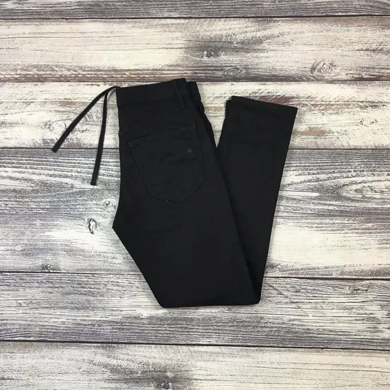 Ezy jeans uniqlo
Hitam pekat photo 1