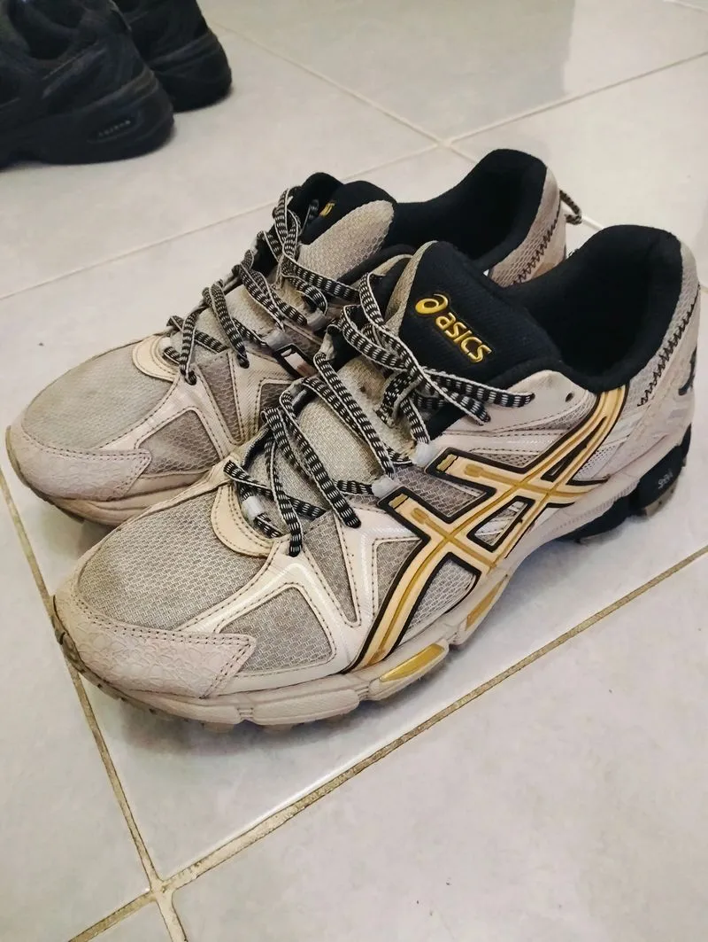 Asics Sportswear Sneakers Pria tan photo 1