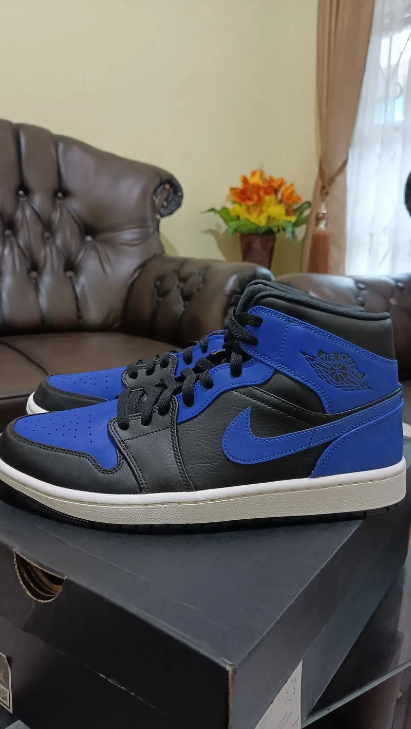 Nike Air Jordan 1 MID  photo 1