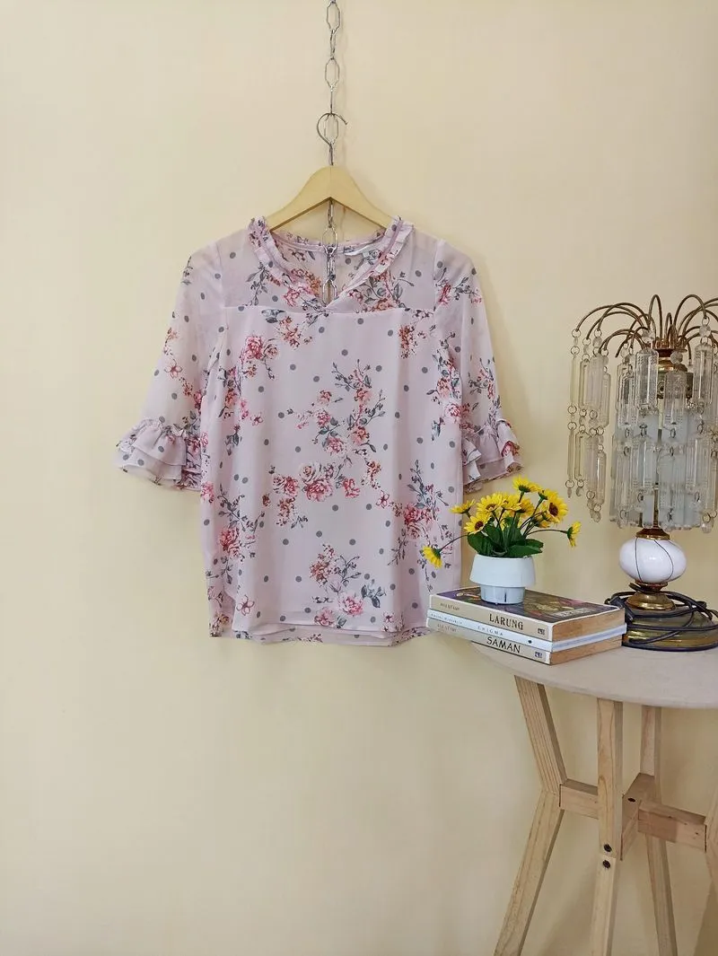  KOREAN BRAND FLORAL TOP photo 1