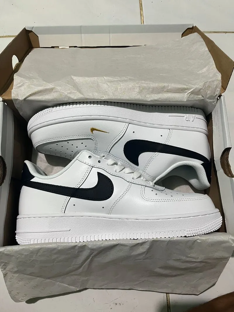 Size 42 - Nike Air Force 1 Essential Black White Mini Gold photo 1