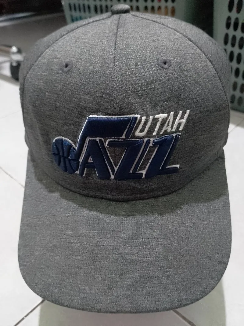 New Era Sportswear Hat Pria gray photo 1