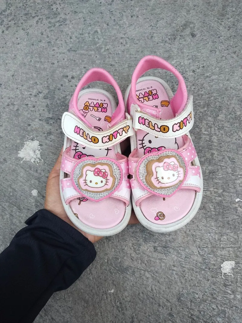 HELLO KITTY - SANRIO Sandal Anak 4/5tahun 17cm (Preloved)    photo 1