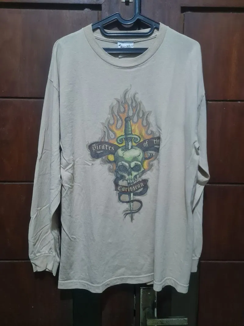 Vtg long sleeve Pirates of caribian photo 1