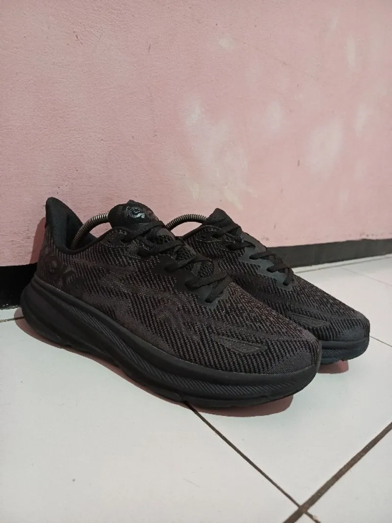 Hoka Clifton 9 Triple Black photo 1