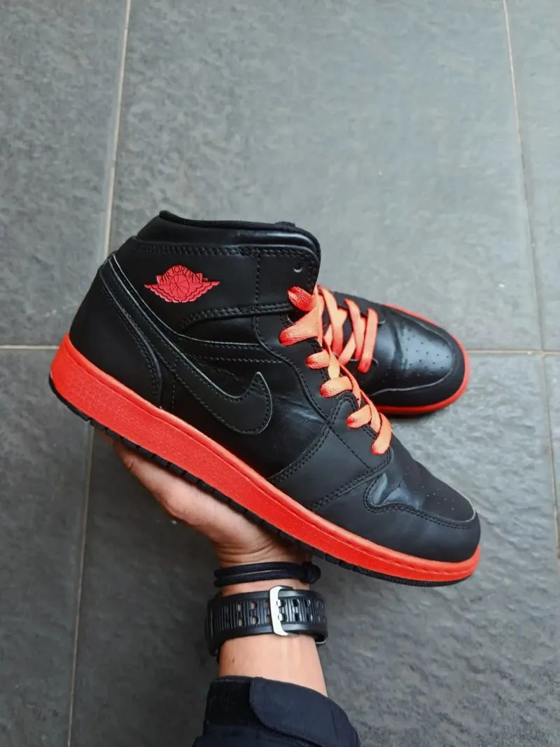 AJ1 retro mid black infrared photo 1