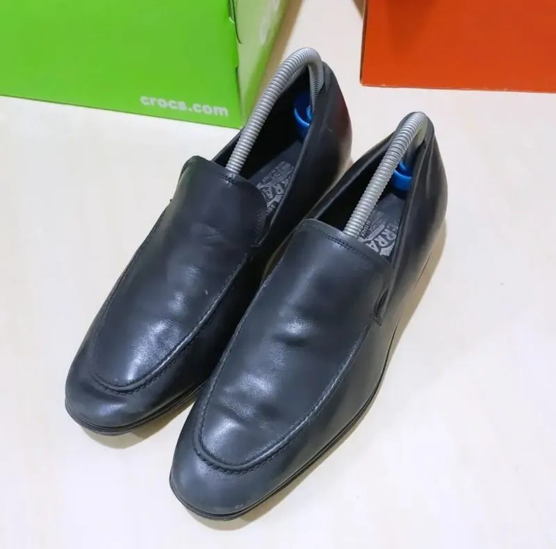 Salvatore Ferragamo Mens Black Leather Loafers

Made In Ital photo 1