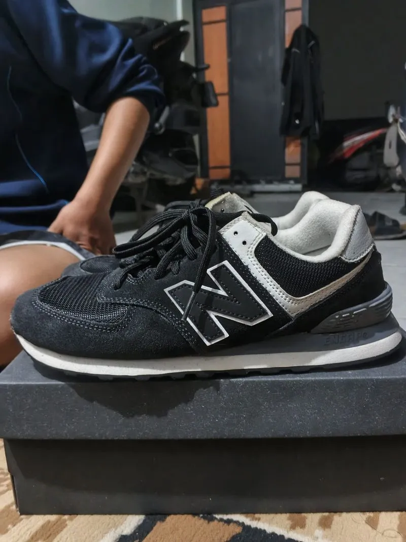 New Balance 574 Classic Black and White  photo 1