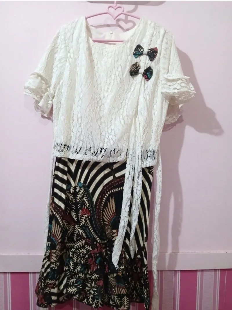 Mididress  Batik Solo Premium photo 1