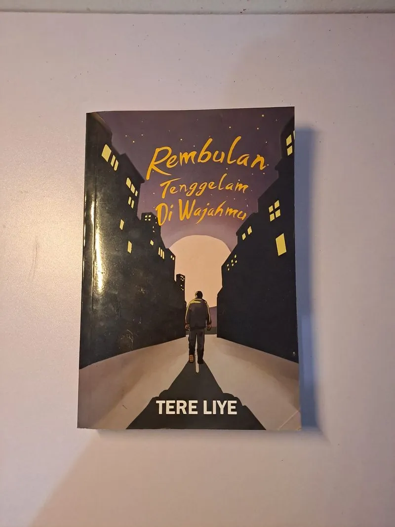 [Preloved - TTD Penulis] Rembulan Tenggelam Di Wajahmu photo 1