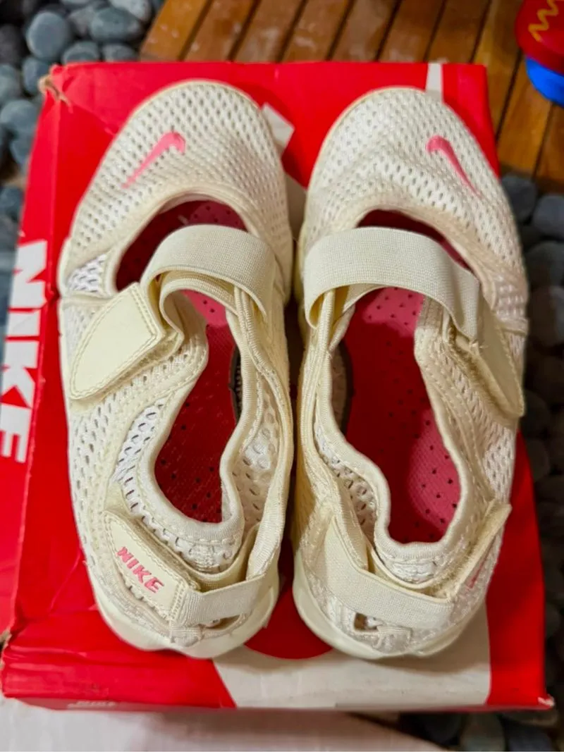 NIKE Air Rift (GS) photo 1