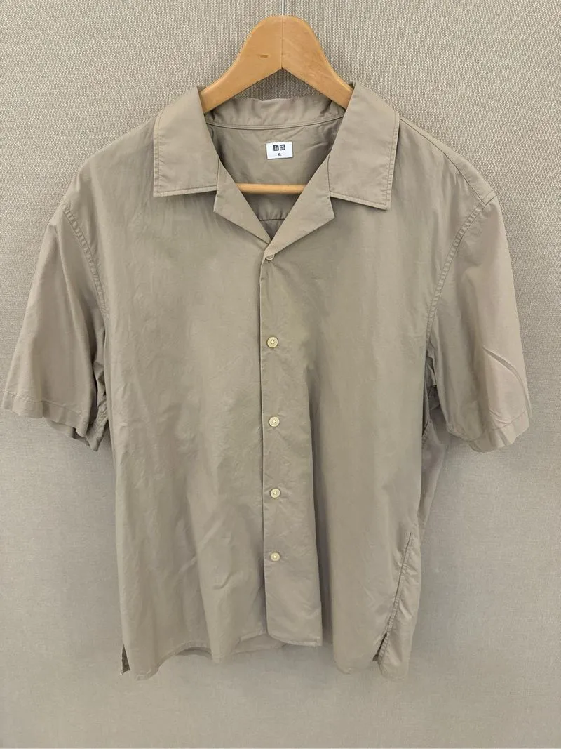 Kemeja Uniqlo Lengan Pendek warna Beige photo 1