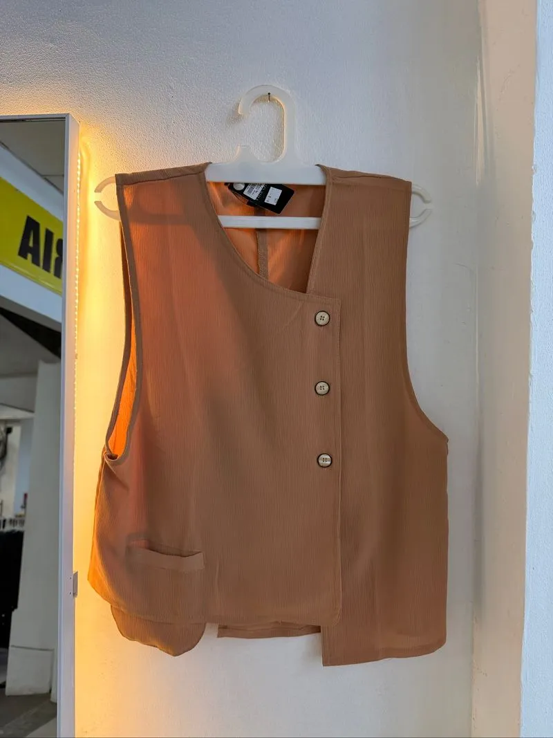 Vest Wanita Beige Asimetris Minimalist Sleeveless photo 1